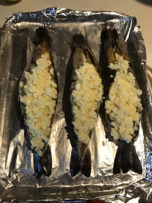 蒜香芝士焗大虾的做法 步骤3