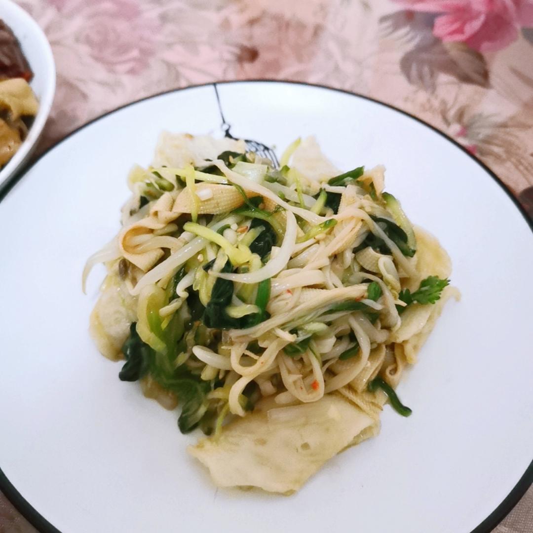 豆芽拌面筋，下馆子必点的一道凉菜。