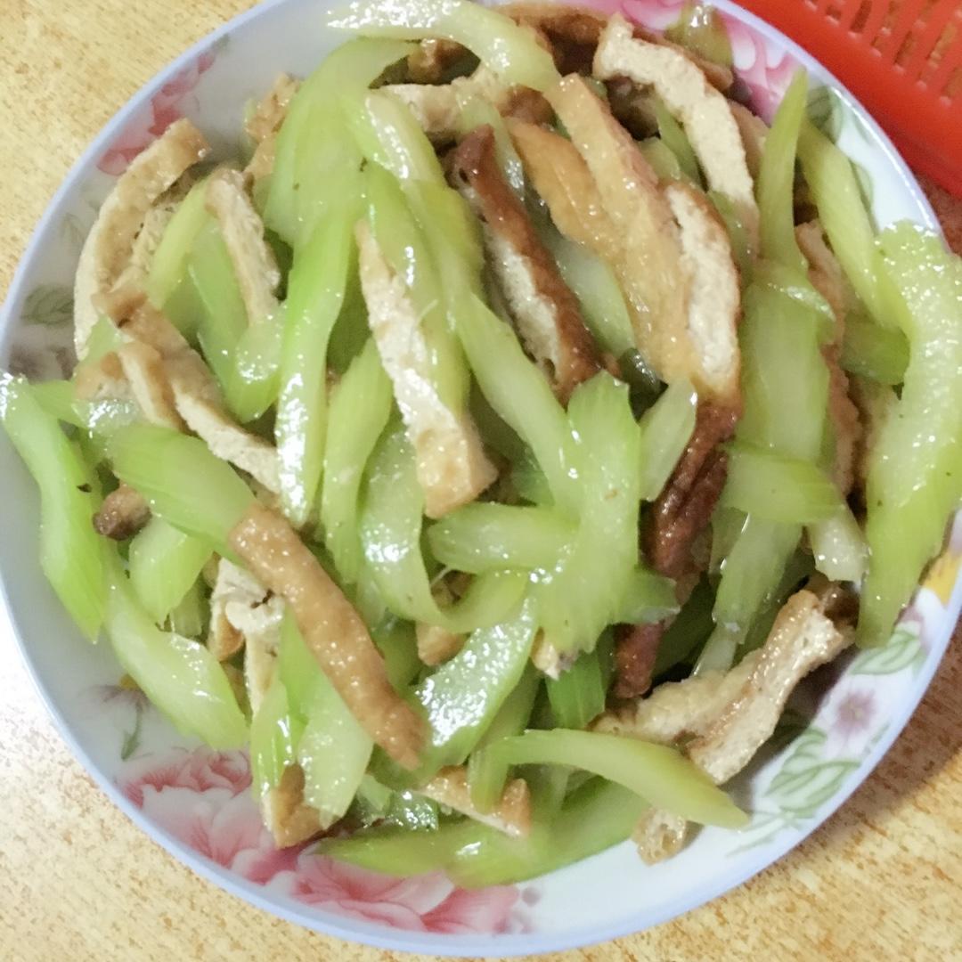 素菜：芹菜炒豆腐干