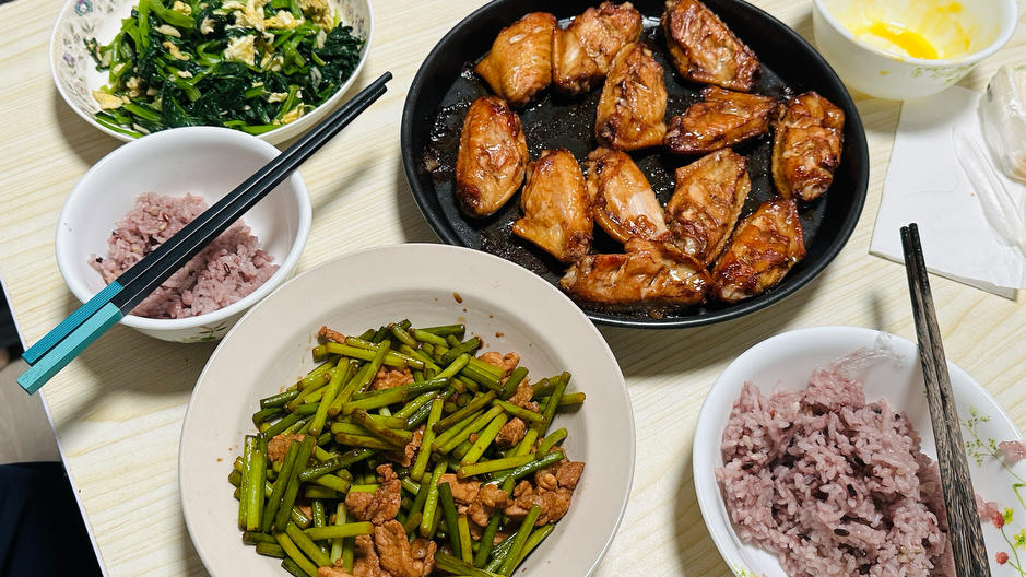 简单易做的下饭菜－蒜苔炒肉