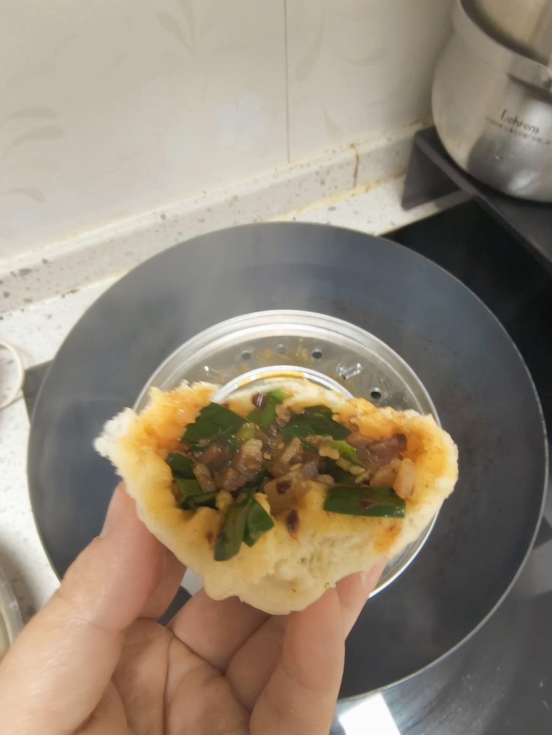 红油腊肉韭菜包子