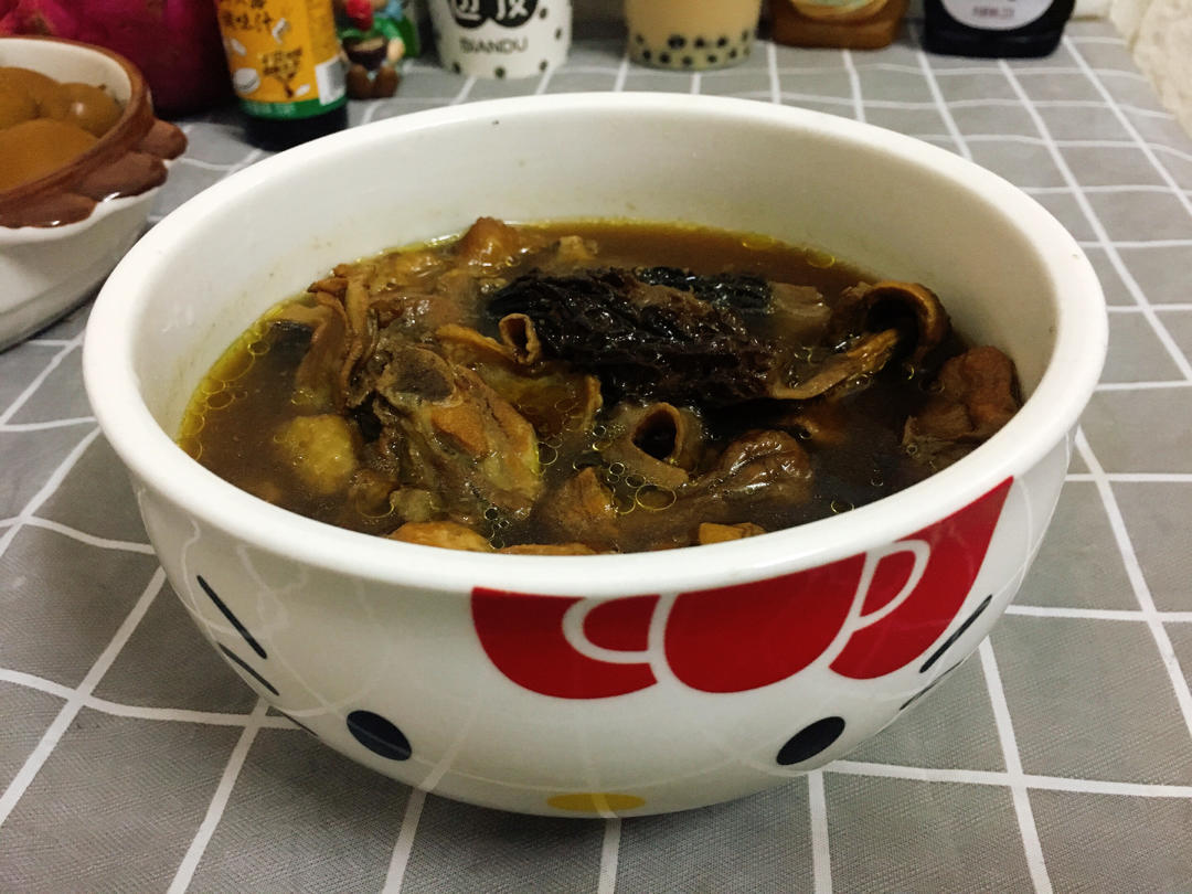 羊肚菌姬松茸煲鸡