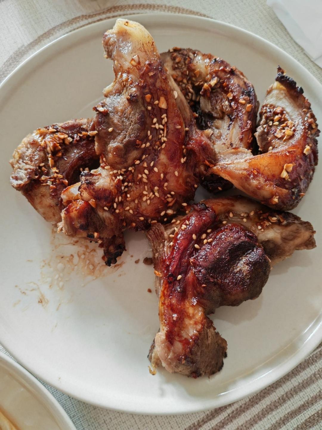 外焦里嫩！好吃到舔手指的蒜香烤排骨