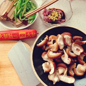 快手菜-香干炒肉的做法 步骤1