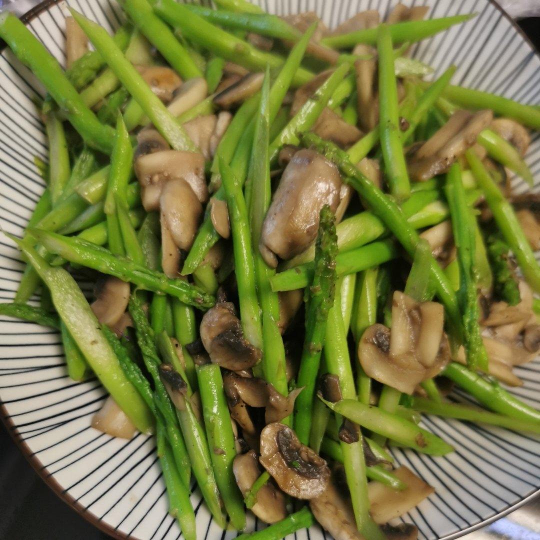 芦笋炒蘑菇
