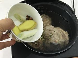 冬瓜薏米棒骨汤的做法 步骤4