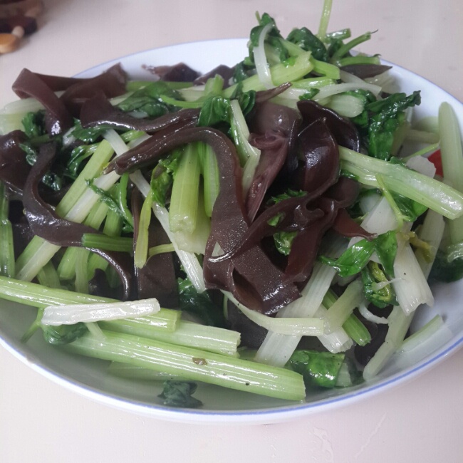 芹菜木耳炒肉丝