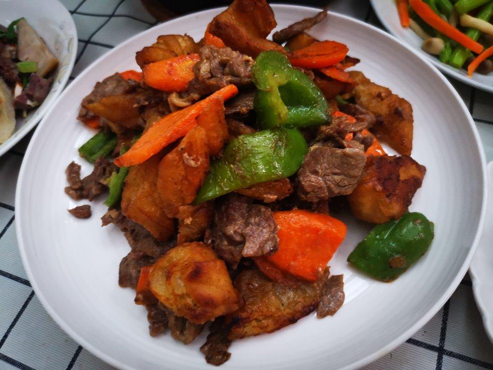 鬼马炒牛肉🥩明天周末可以做来77呀🍛