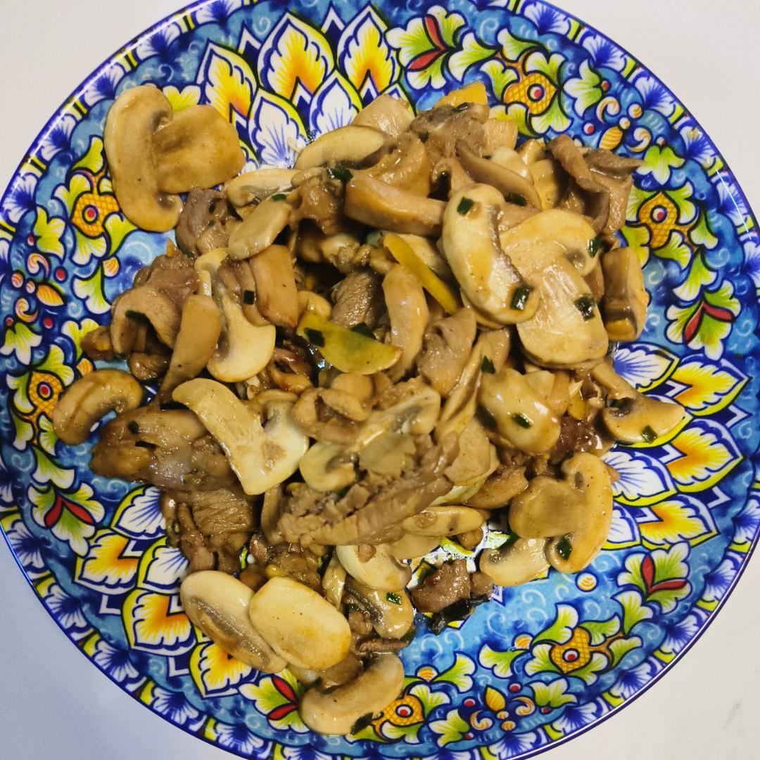 鸡腿肉炒蘑菇