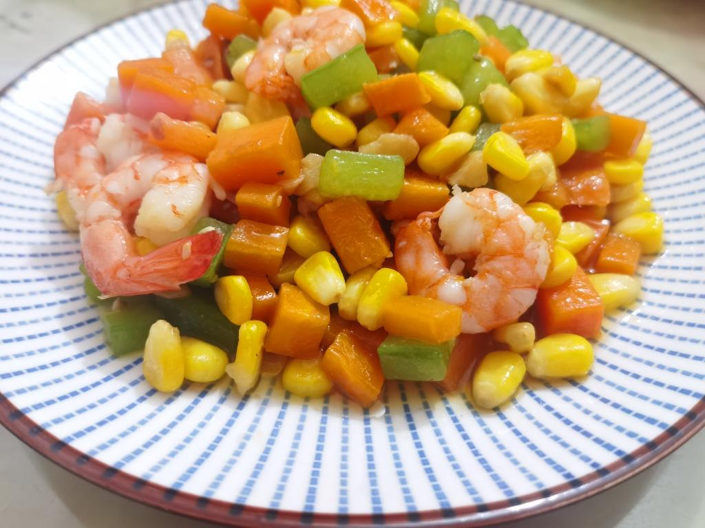 玉米粒胡萝卜黄瓜炒虾仁的做法
