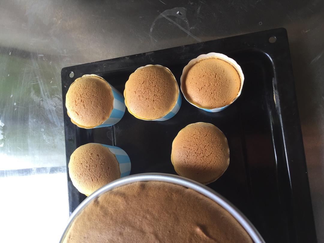 软绵绵戚风纸杯蛋糕