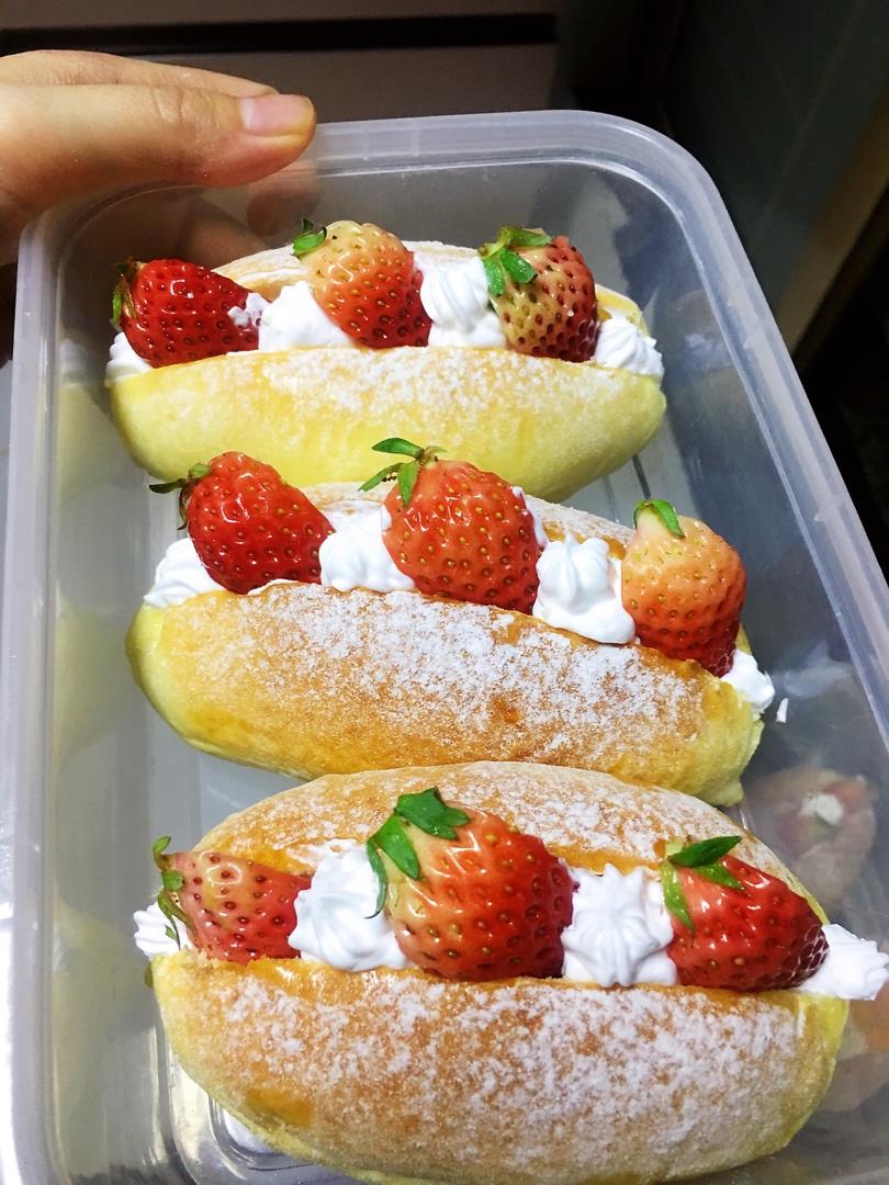 颜值奶油草莓甜心小面包