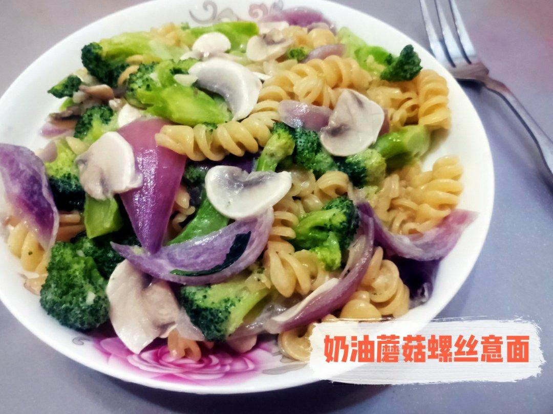 白汁蘑菇培根意粉