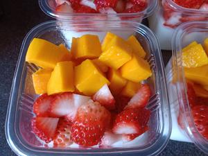 外出郊游必带❗草莓芒果水果捞❗附带酸奶做法❗的做法 步骤1