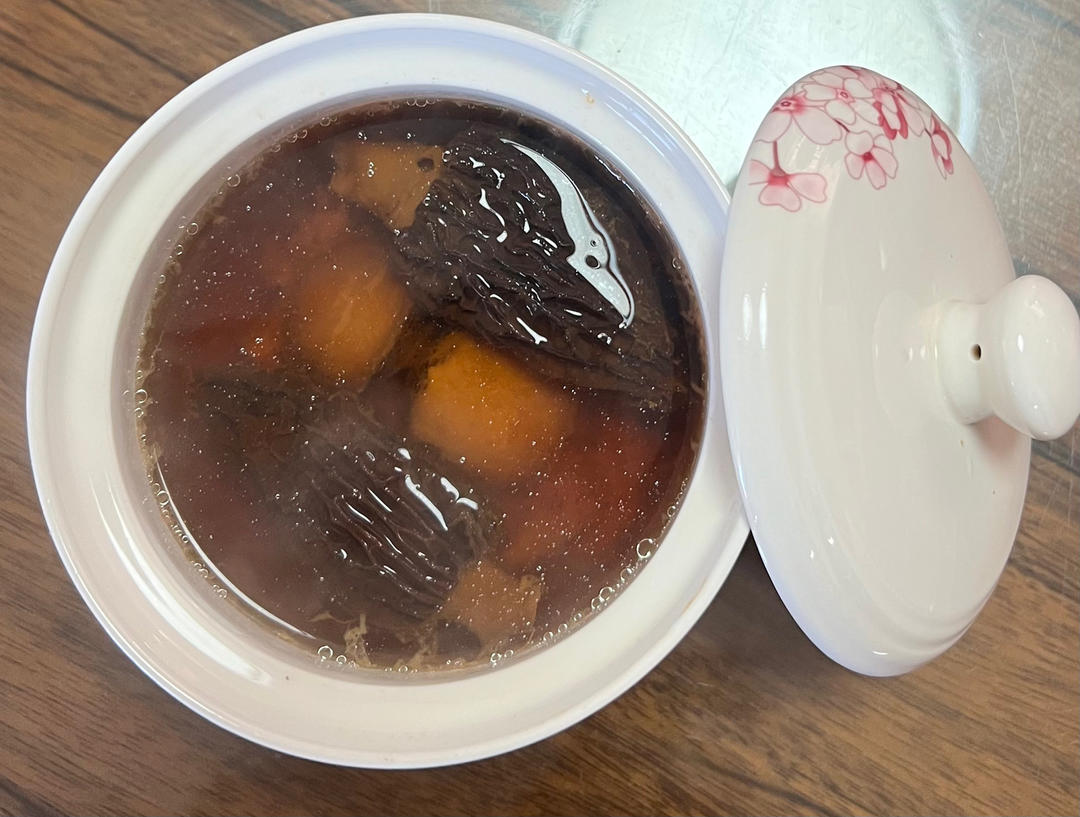 鲍鱼羊肚菌炖瘦肉汁