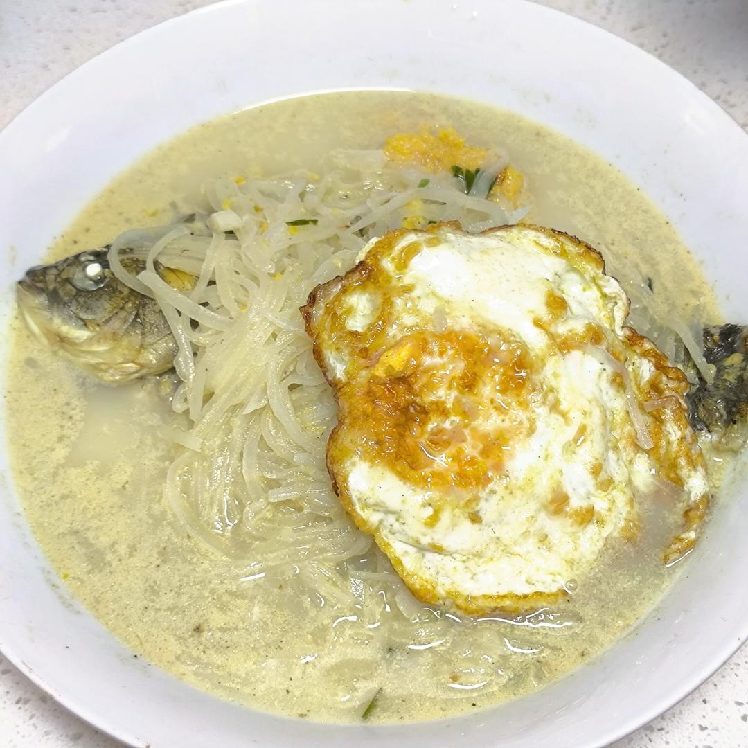 白萝卜丝鲫鱼汤