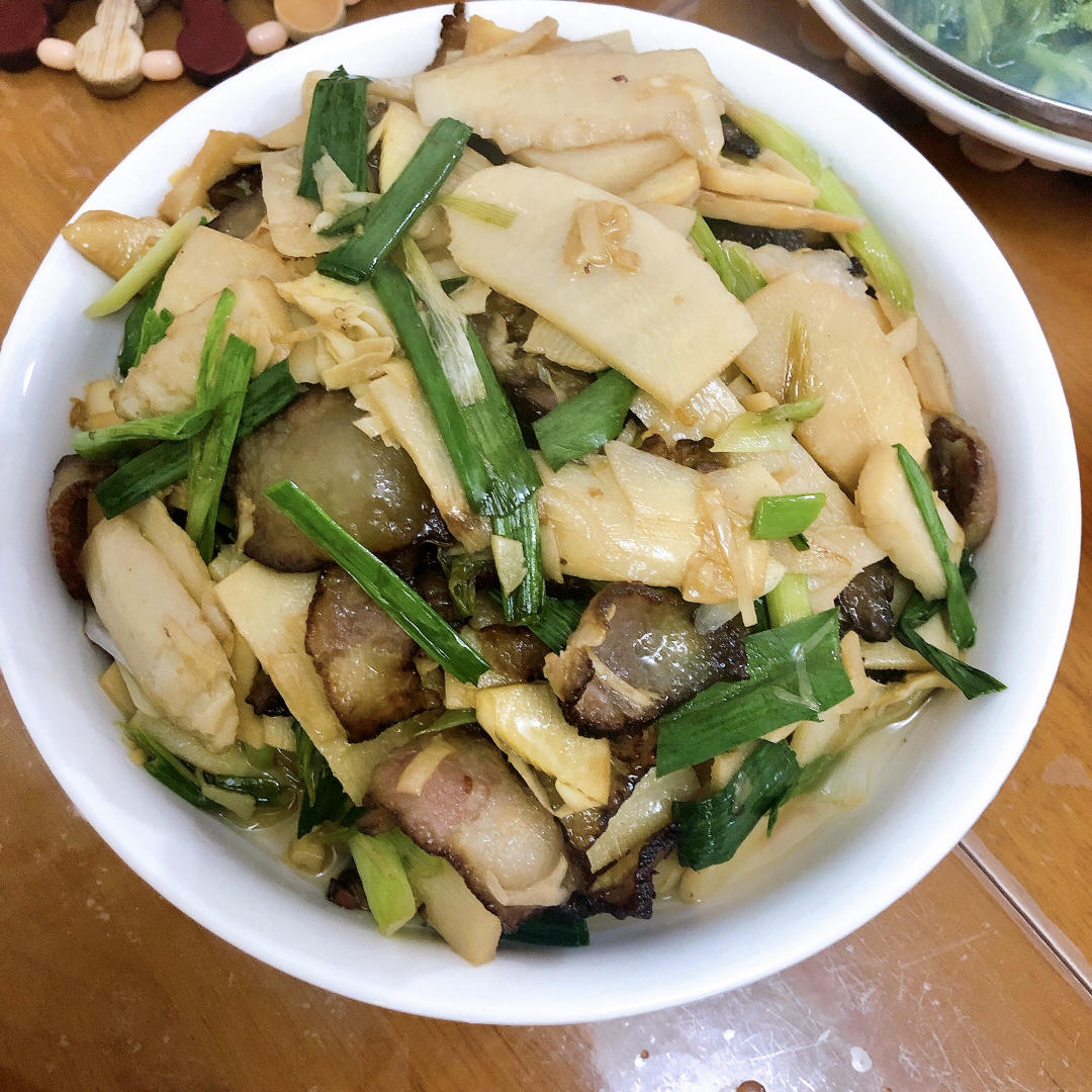吃出春天，新鲜春笋炒腊肉（附新鲜笋片麻口苦涩处理方法）
