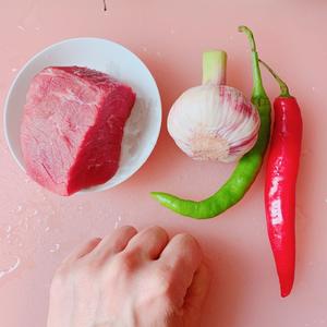 减脂餐/蒜香彩椒牛肉粒的做法 步骤1