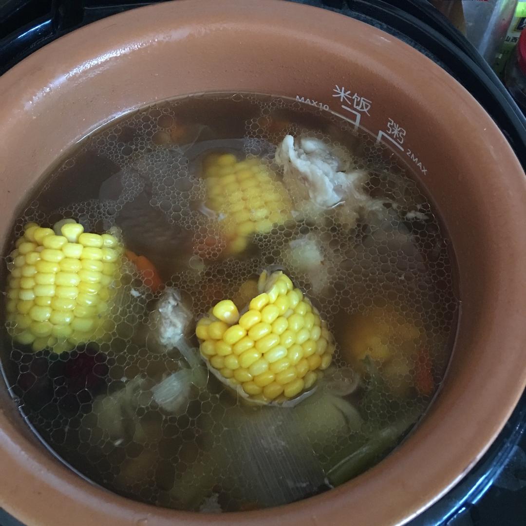 胡萝卜玉米大骨汤