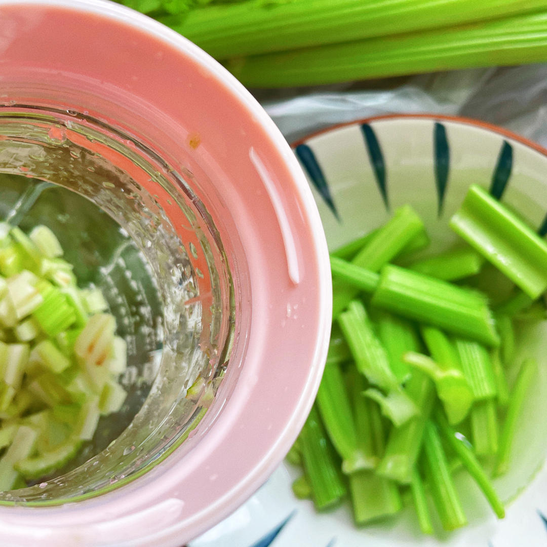 养生榨汁：神奇的西芹汁的做法