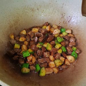 〈滑炒牛肉丁〉，欣小厨 😉的做法 步骤7