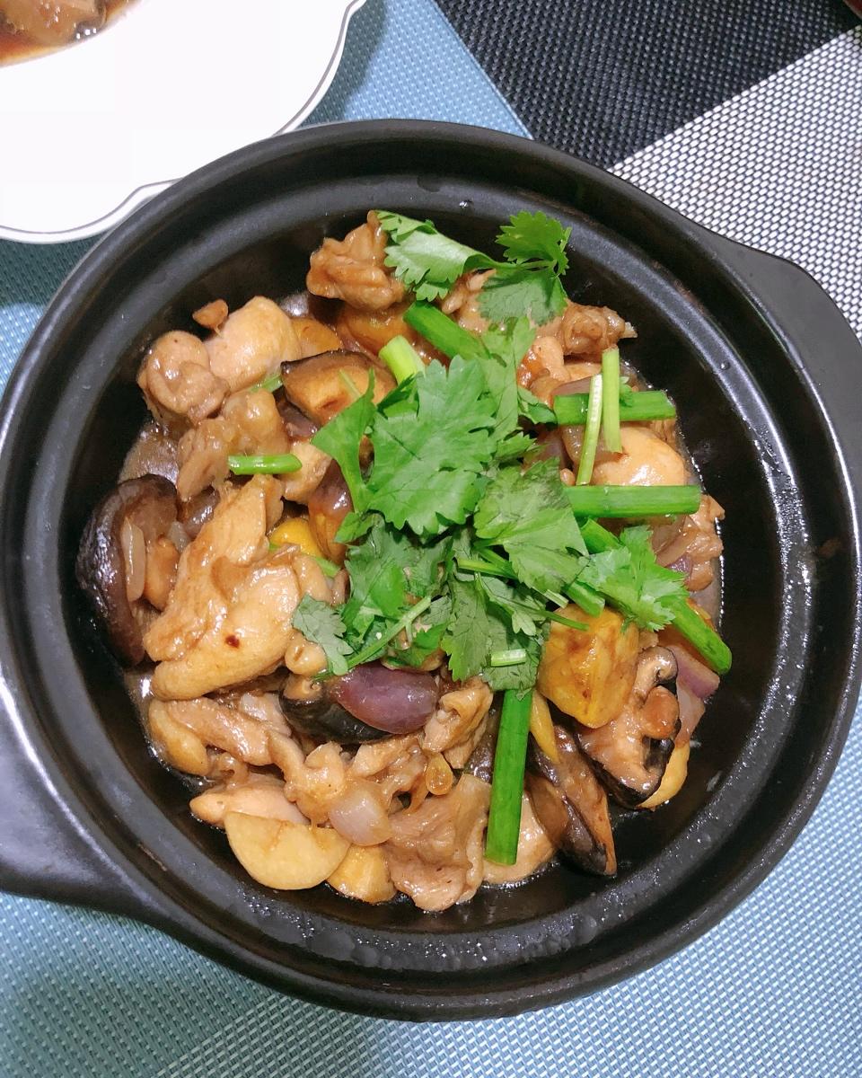 冬菇滑鸡煲：鸡肉烧得鲜嫩爽滑，这方法管用！