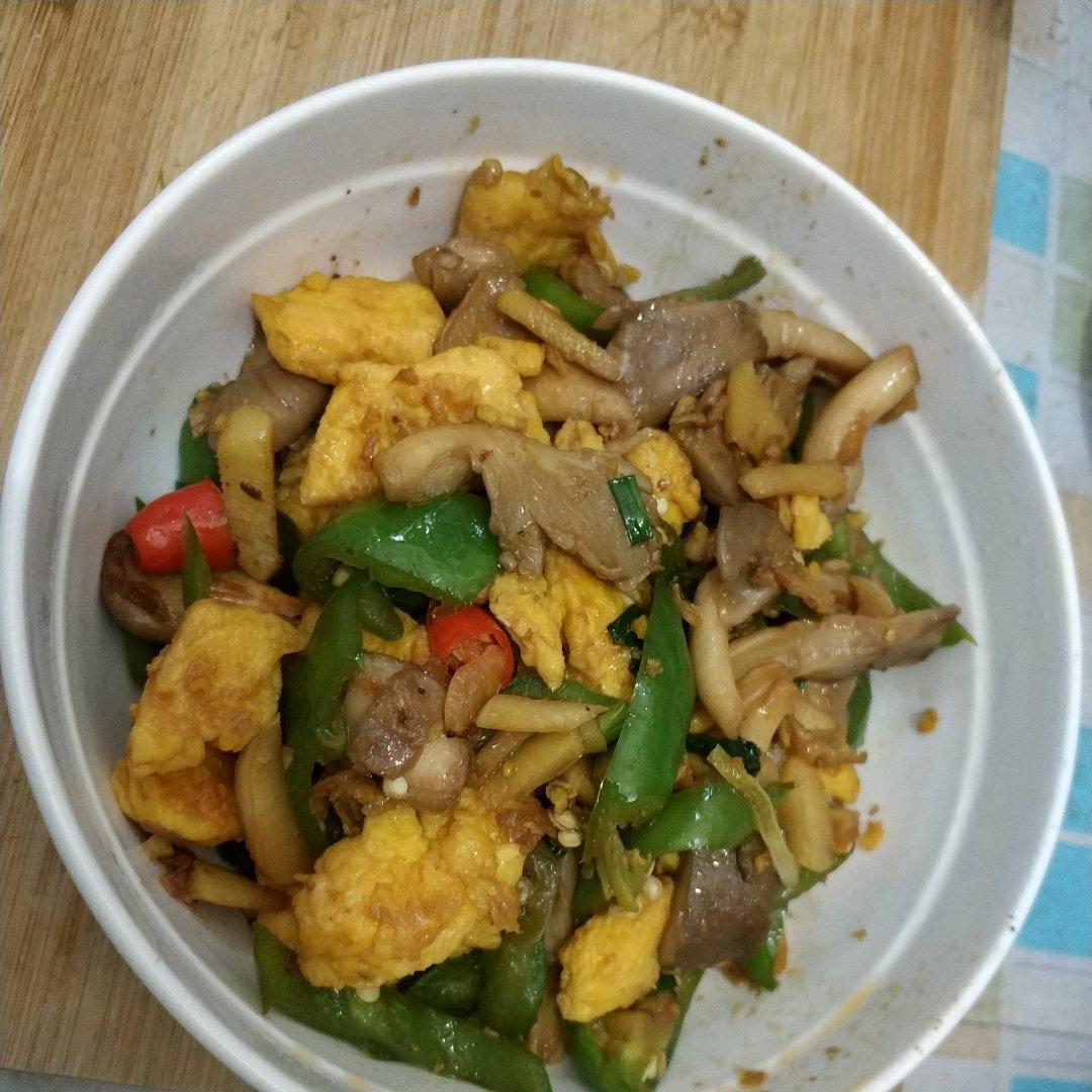 平菇青椒炒鸡蛋 好吃又营养的超快手家常菜