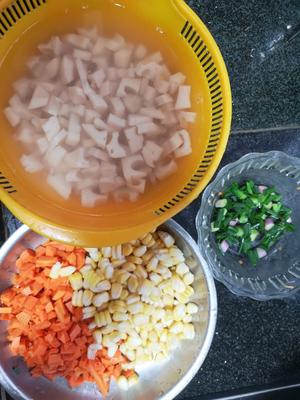 素炒三丁（莲藕，玉米，胡萝卜）的做法 步骤2