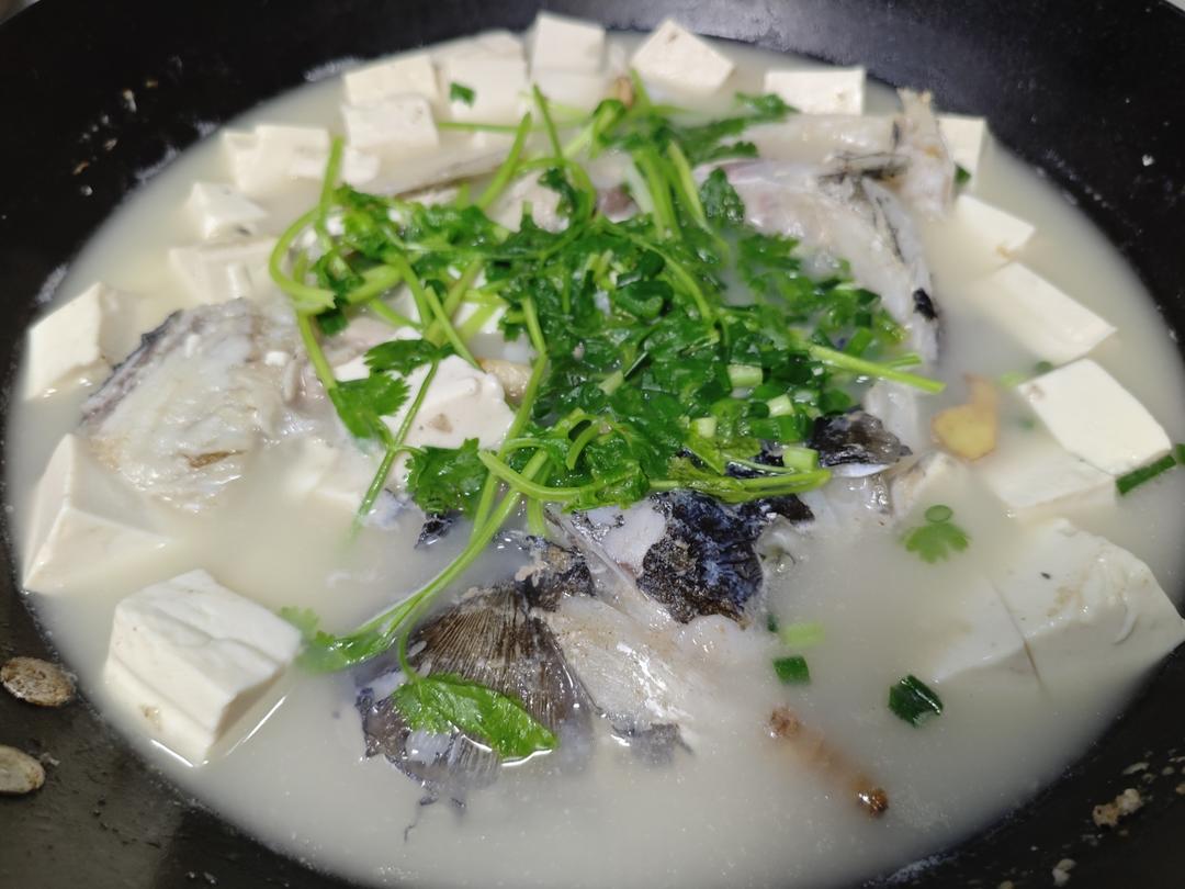 [家常菜]无需腌制的快手鱼头豆腐汤