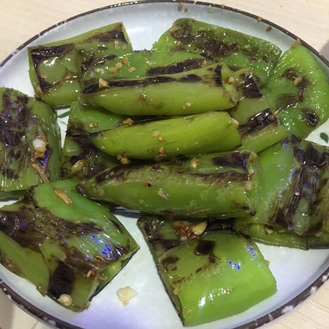 厨师长教你：“虎皮青椒”的家常做法，不放油柴火慢煎，很开胃
