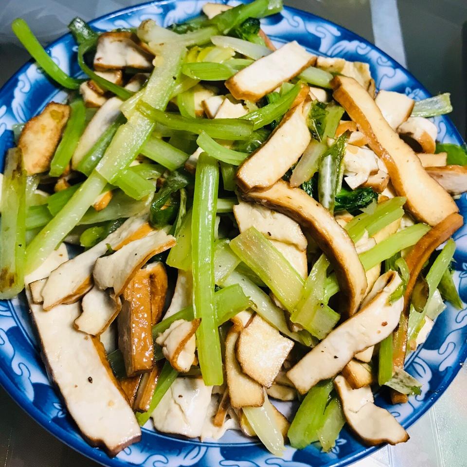 烟外晓云轻做的芹菜豆腐干炒肉丝