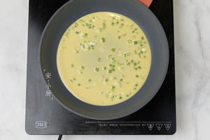 【快手早餐】鸡蛋葱花卷饼的做法 步骤4