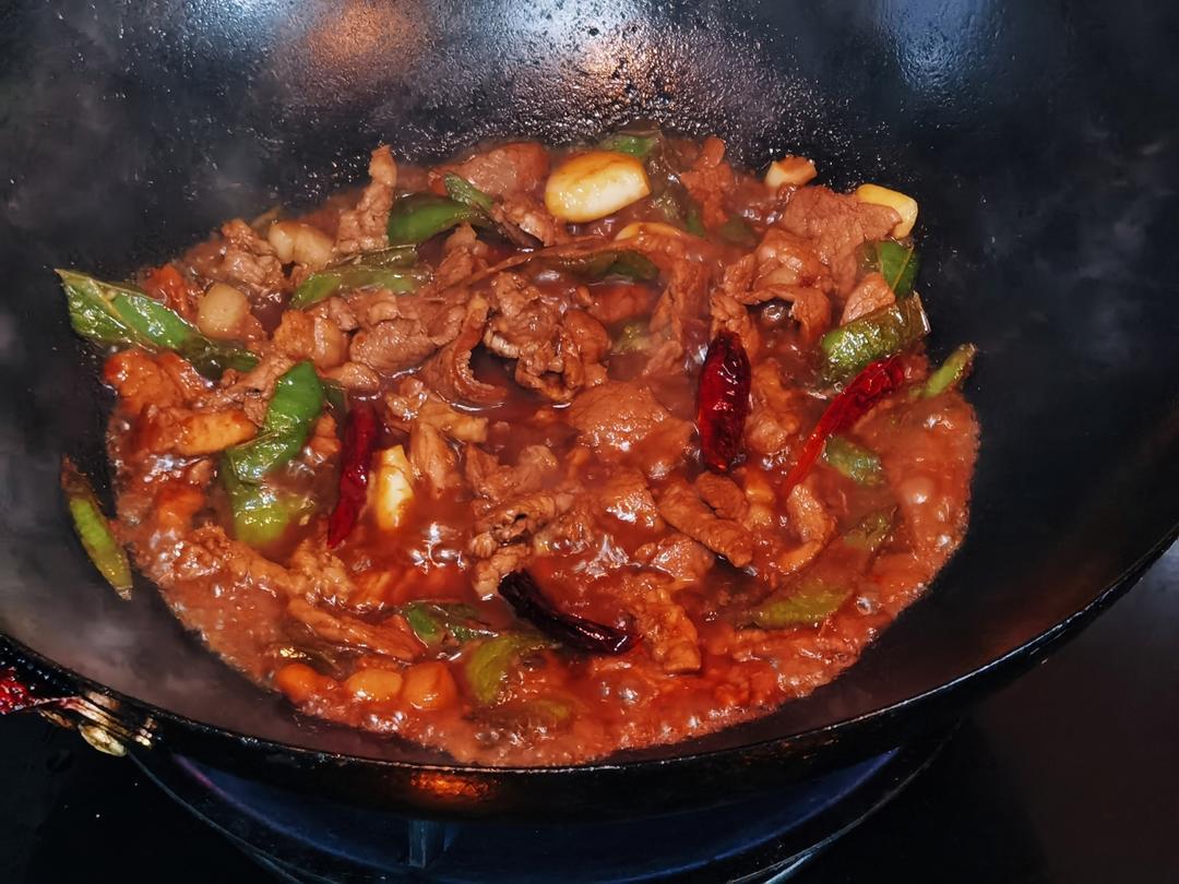 辣椒炒肉(几乎是所有湖南大饭店里的传统炒法)