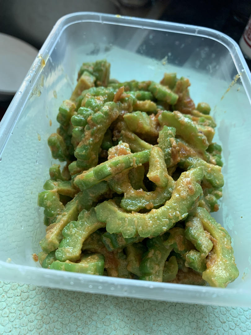 既消除了苦瓜的苦味,还清热降火的咸蛋黄炒苦瓜