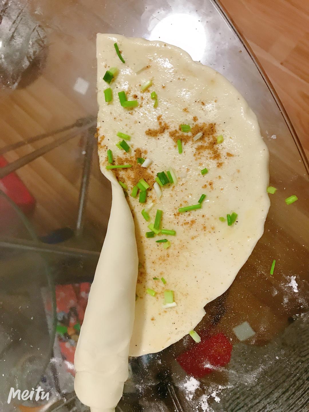 家庭版葱油饼，越薄越好吃。（附详细过程）的做法 步骤4