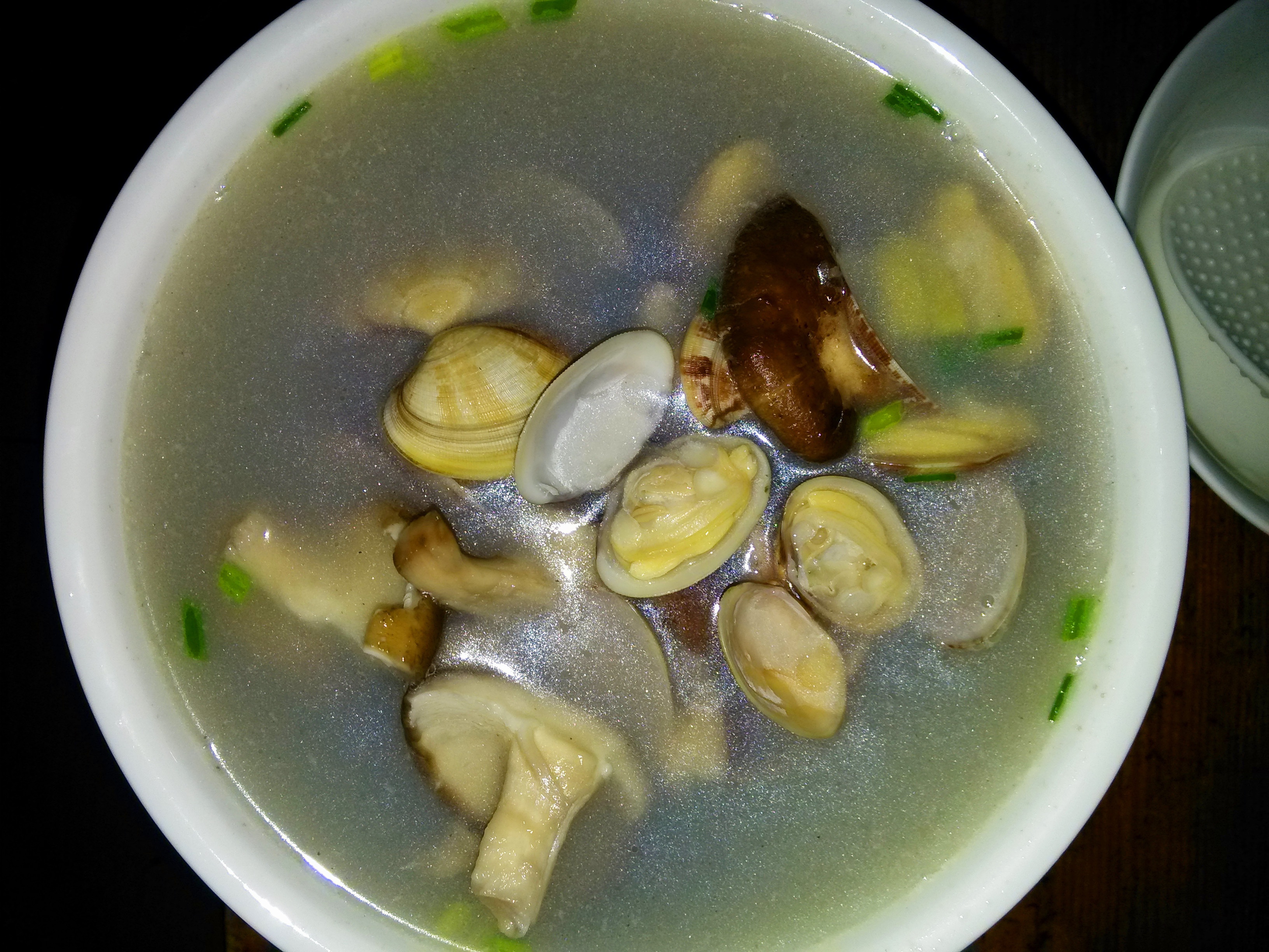 蛤蜊菌菇汤