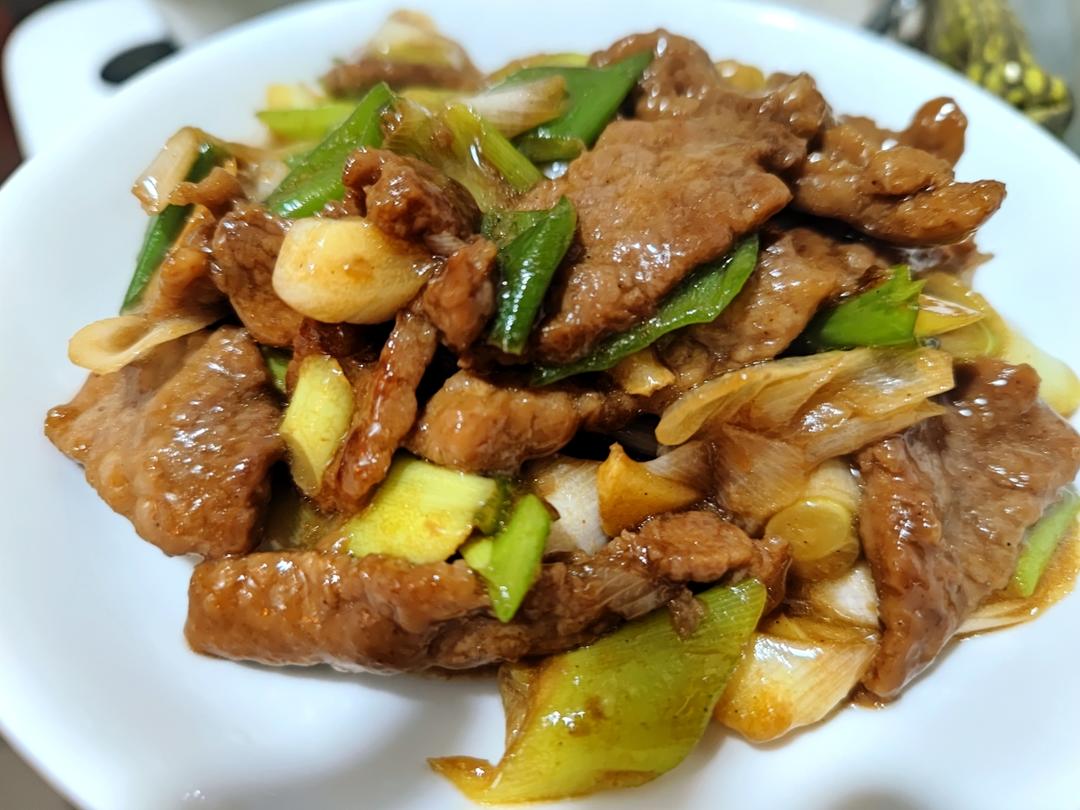 厨师长教你：“葱爆牛肉”的家常做法，葱香味浓郁先收藏起来