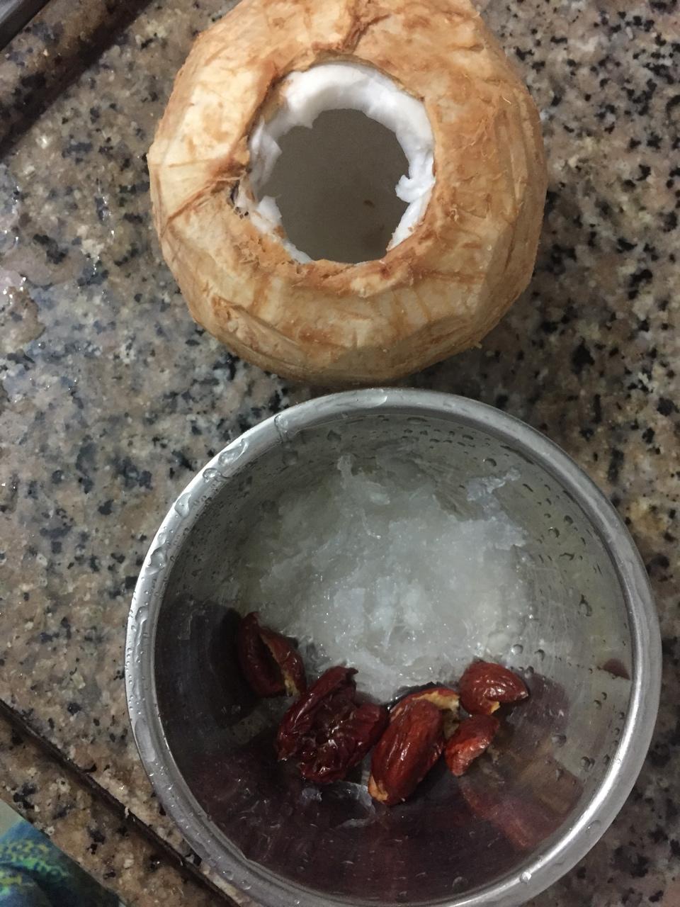 原只椰子炖燕窝