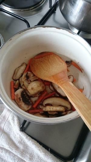 蔬菜版的韩式泡菜锅的做法 步骤2