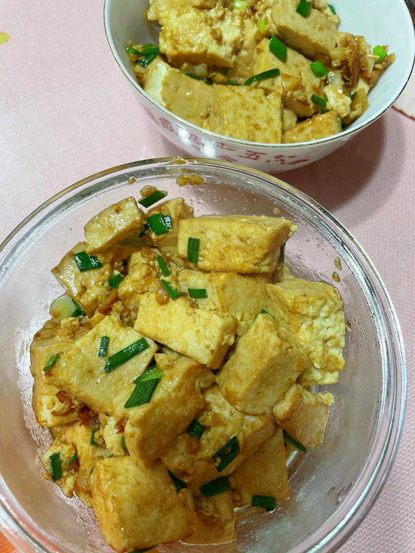 不放肉也超下饭的葱焖豆腐