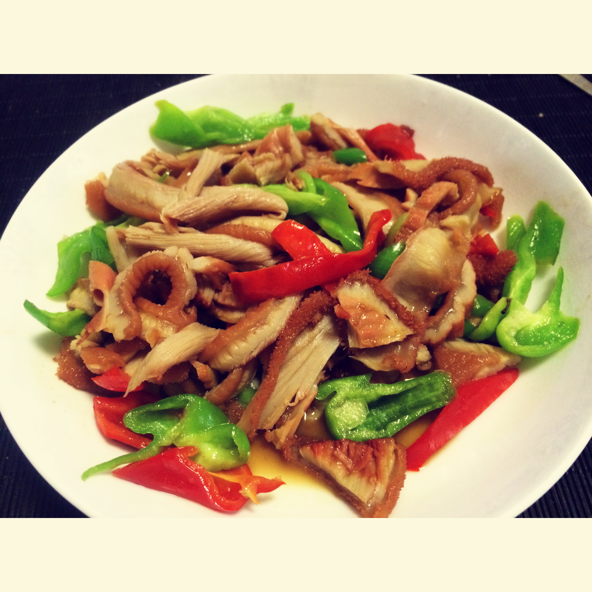 蜻蜓在摇曳做的青椒炒牛肚