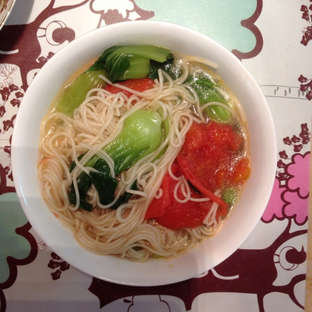 小跳跳loewe做的番茄鸡蛋面