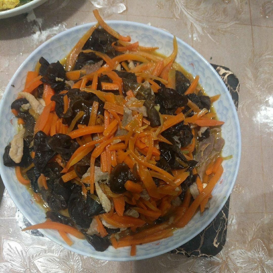 胡萝卜木耳炒肉