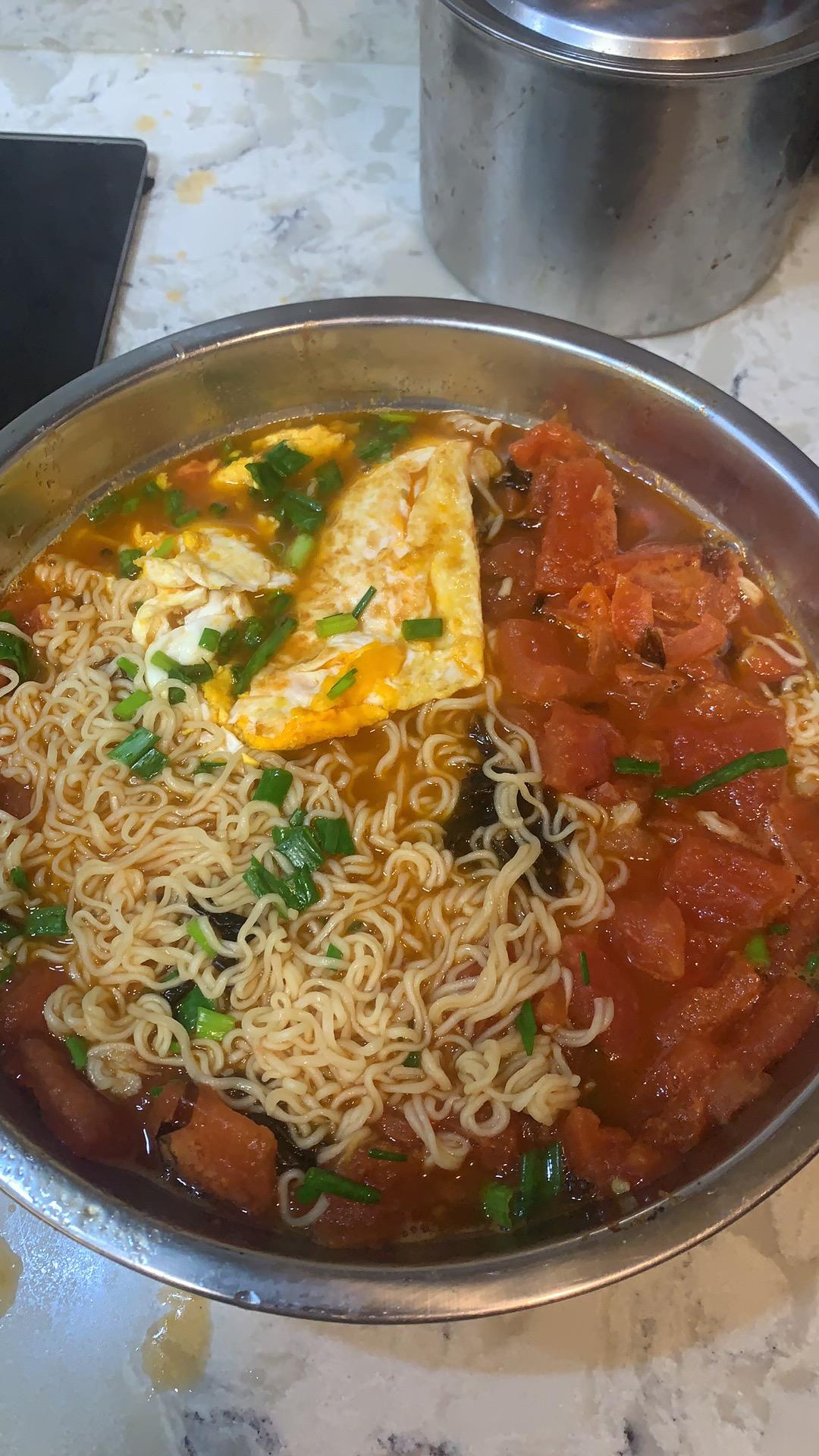 好吃到汤汁不剩～浓郁的番茄荷包蛋焖面