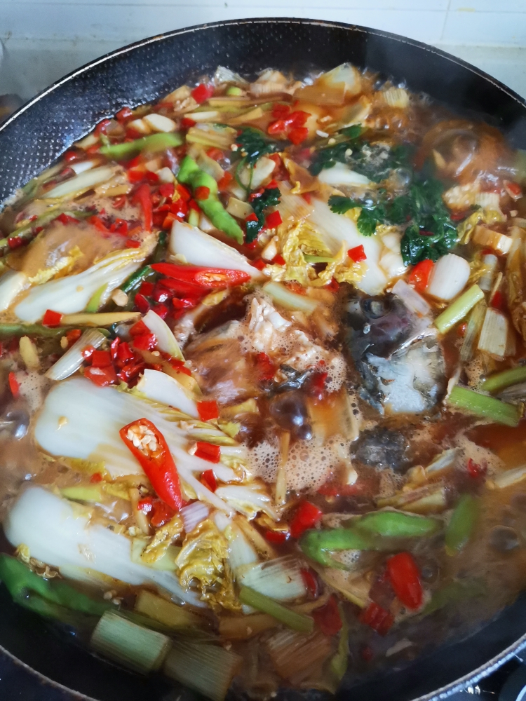泡椒白菜炖草鱼，吃完鱼吃菜然后汤拌饭够味儿的做法