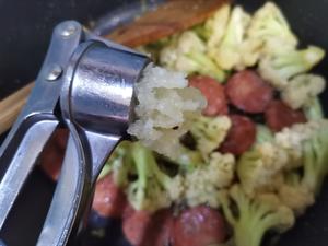 麻辣肠炒有机菜花—鲜香爽口超级下饭的做法 步骤12