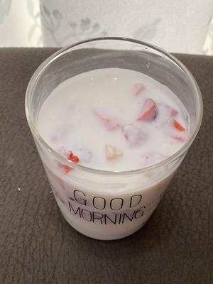 草莓酸奶的做法 步骤1