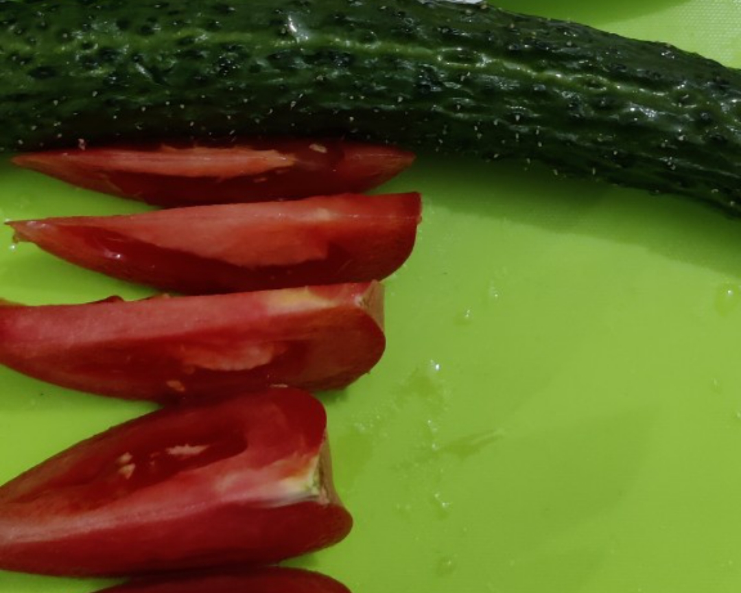 黄瓜拌西红柿的做法 步骤1