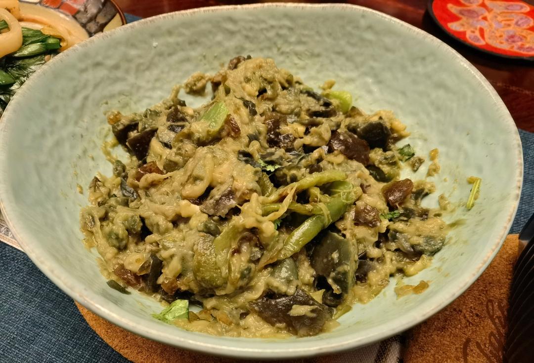 不要被它的外表吓到，吃一口会让你念念不忘辣椒擂皮蛋茄子