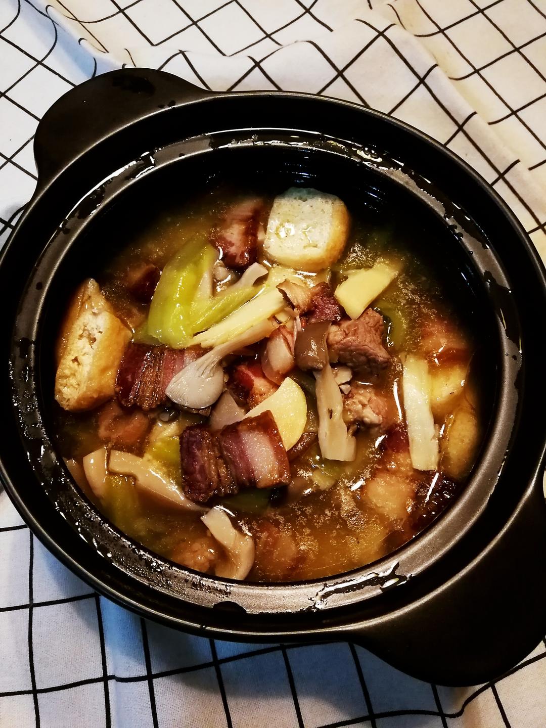 口💋味独特，鲜上眉梢，“腊味🥓菌🍄菇杂🥙蔬🐷骨煲🥘”，冬日❄️里暖💕温胃的咸香美味的做法